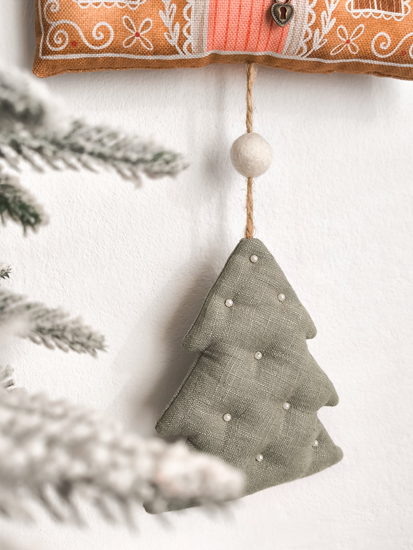 Christmas Wall Hanging Gingerbread House & Linen Tree